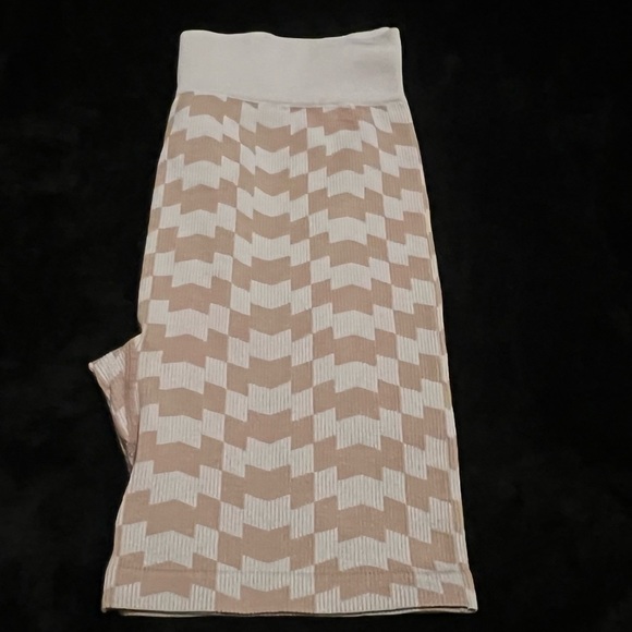 Fashion Nova Seamless Biker Short Set – Beige Checkered, Size M (NWT) - Picture 7 of 15